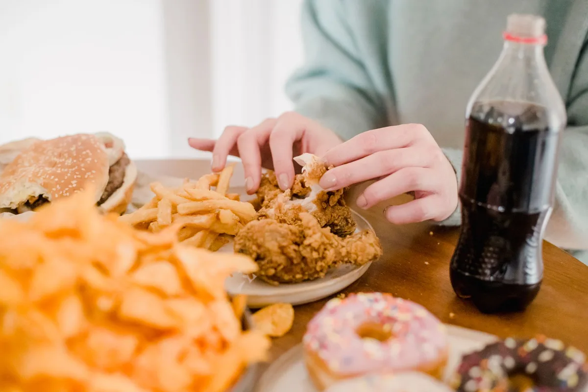 Collage d'aliments ultra-transformés, boissons sucrées et aliments frits associés à l'inflammation
