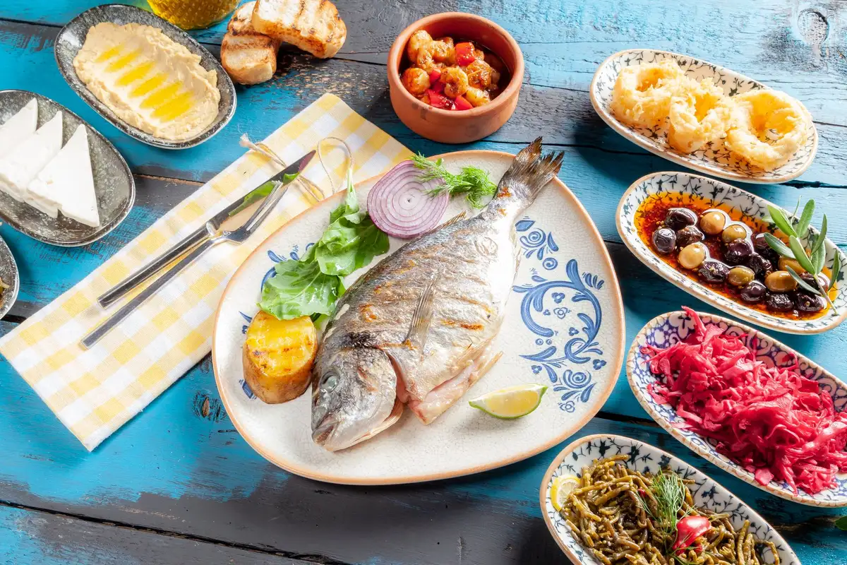 Aliments du régime méditerranéen : fruits frais, légumes, poisson gras et huile d'olive