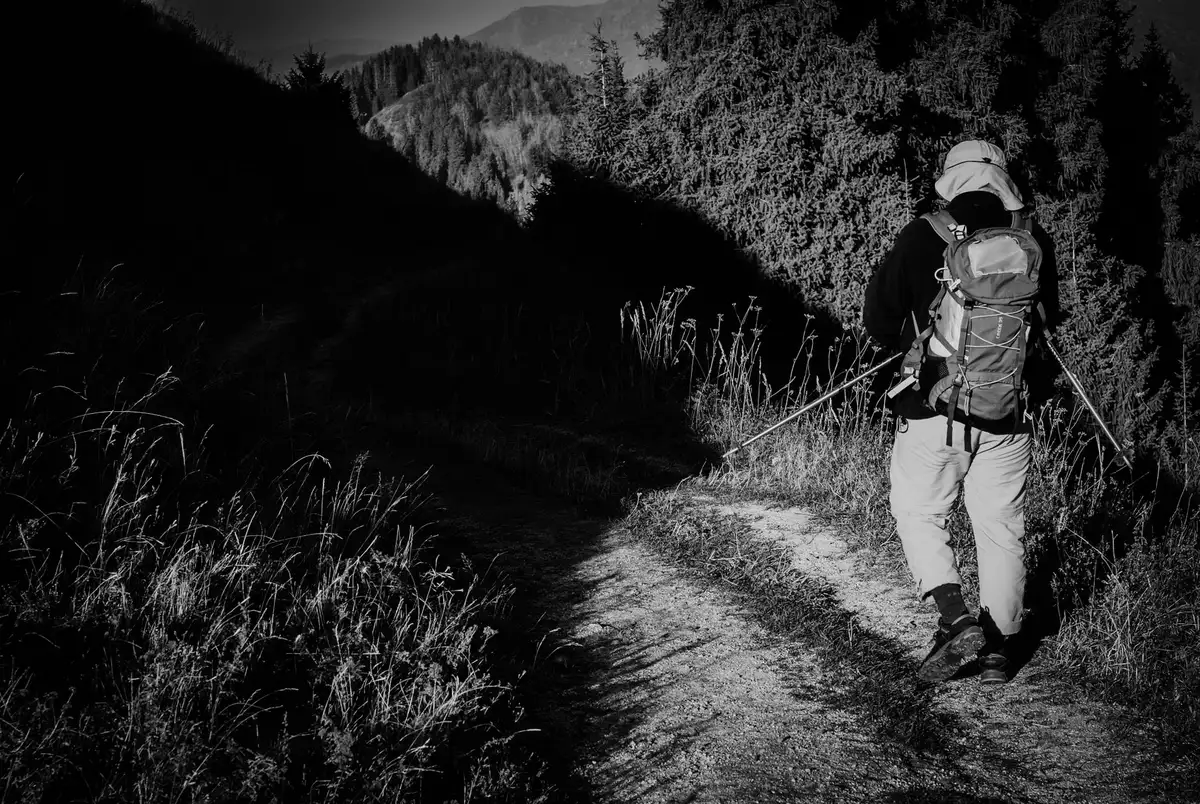 Randonneur en bonne forme physique sur un sentier de montagne