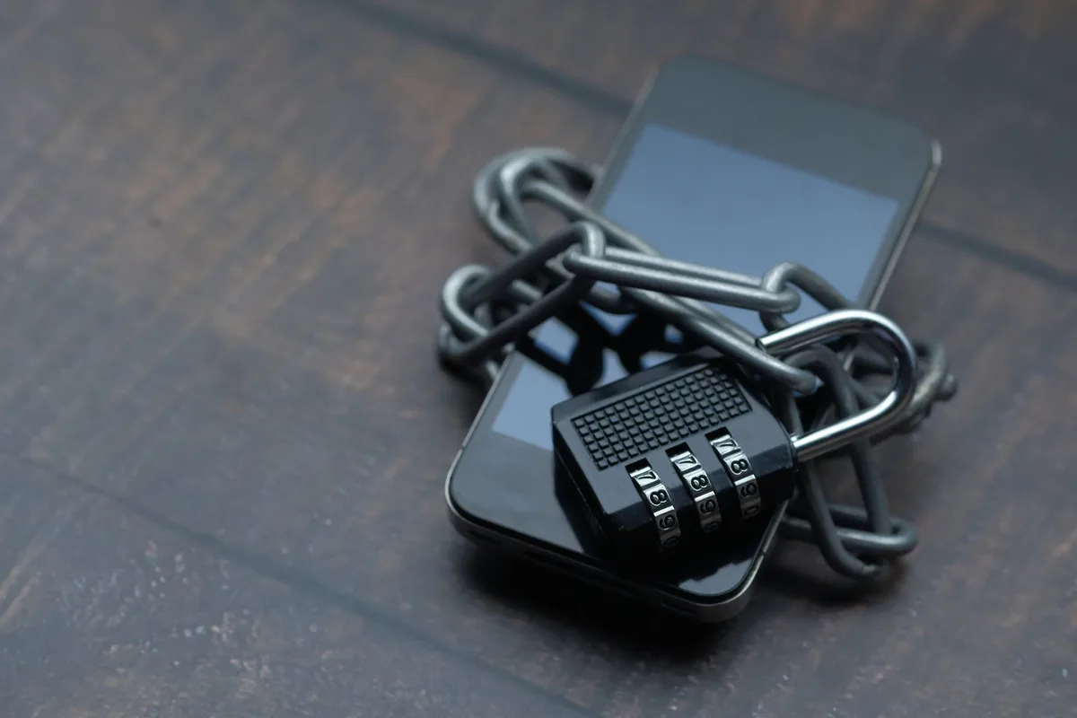 Cadenas de sécurité numérique sur un smartphone représentant la protection des données