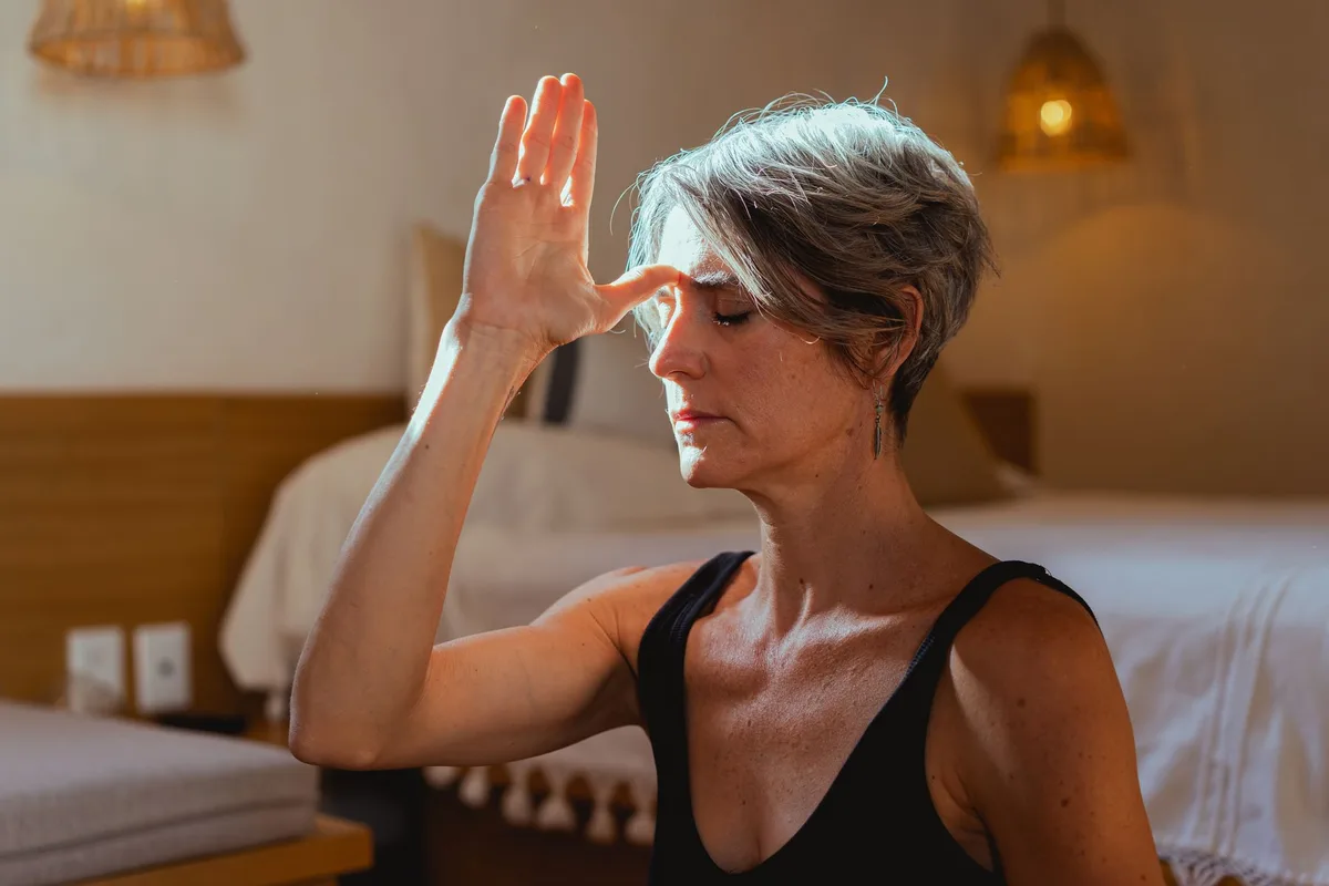 Personne en méditation pour gérer le stress et protéger la santé cognitive