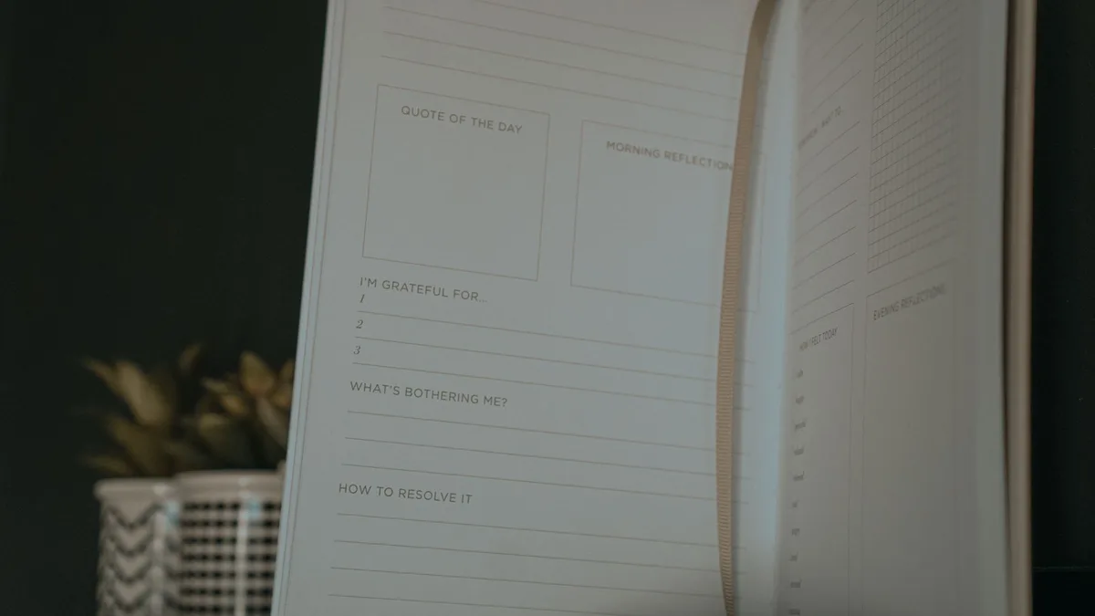 Carnet ouvert avec stylo, symbole du journal de micro-progrès quotidien.