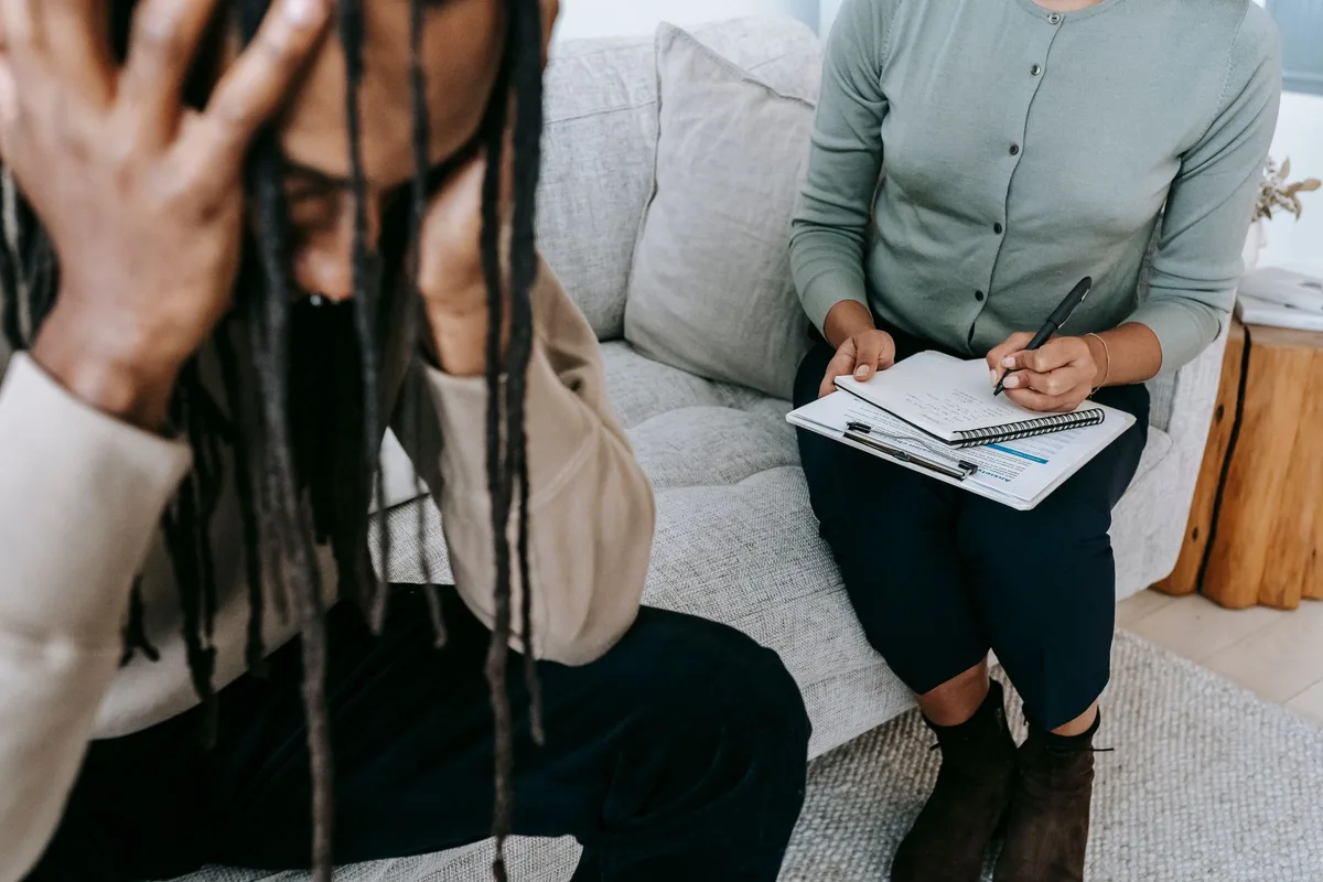 Consultation thérapeutique en cours, montrant le soutien professionnel en santé mentale