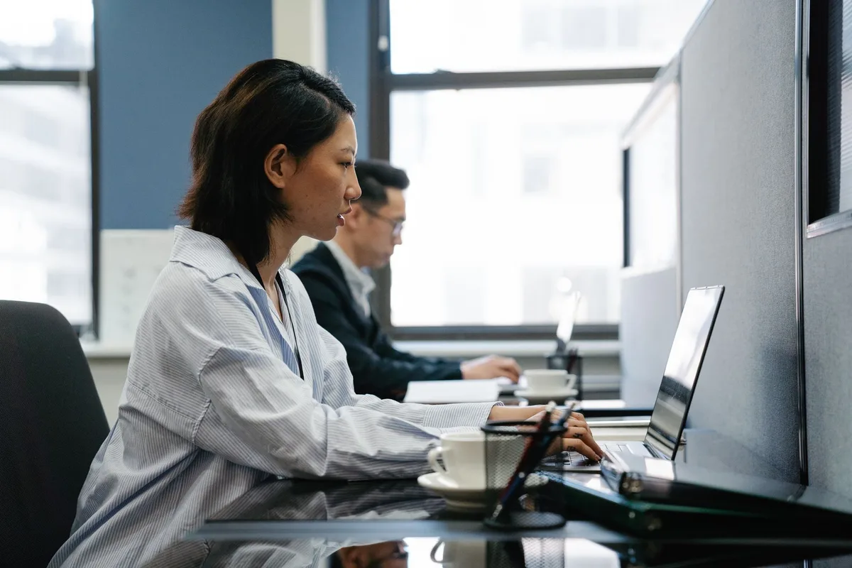 Personne concentrée sur une tâche unique sans distractions