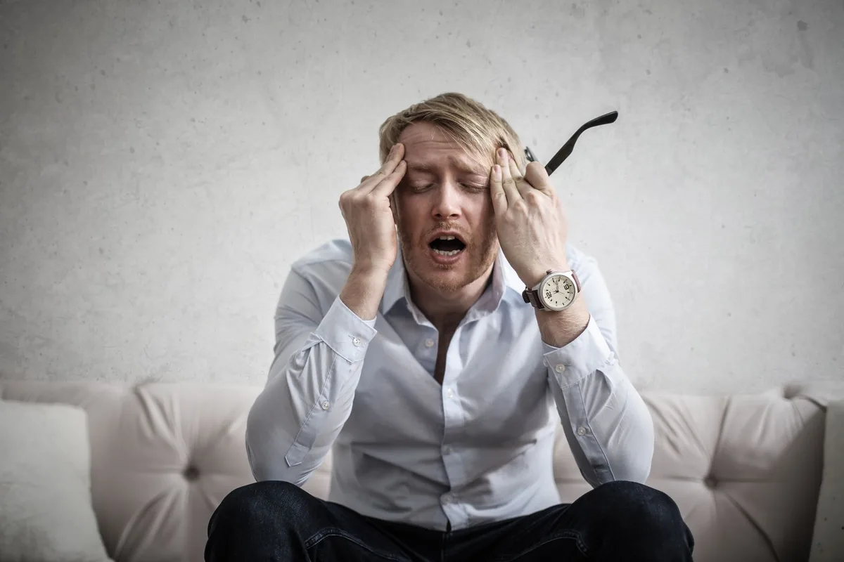 Personne montrant des signes de stress et d'épuisement mental