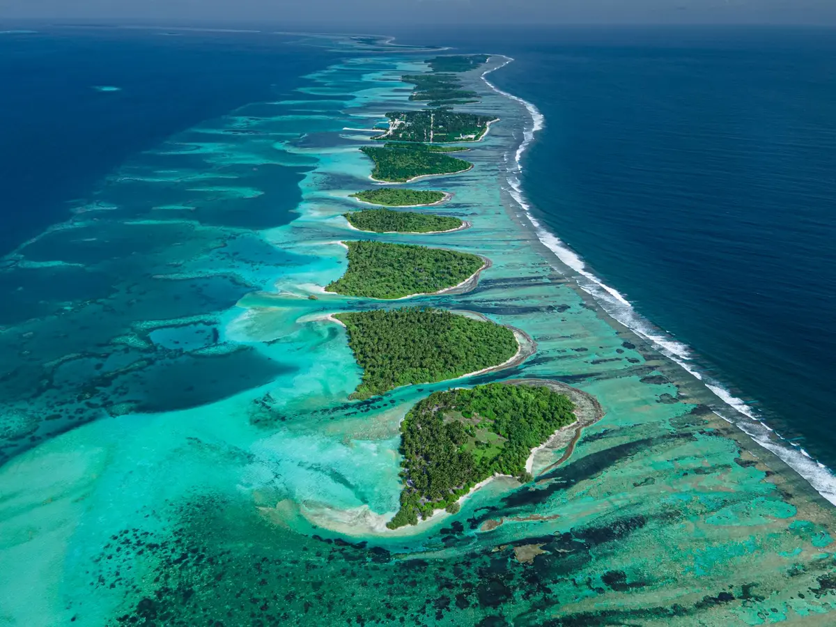 Vue aérienne de lagons turquoises et d'îlots rocheux depuis un petit avion