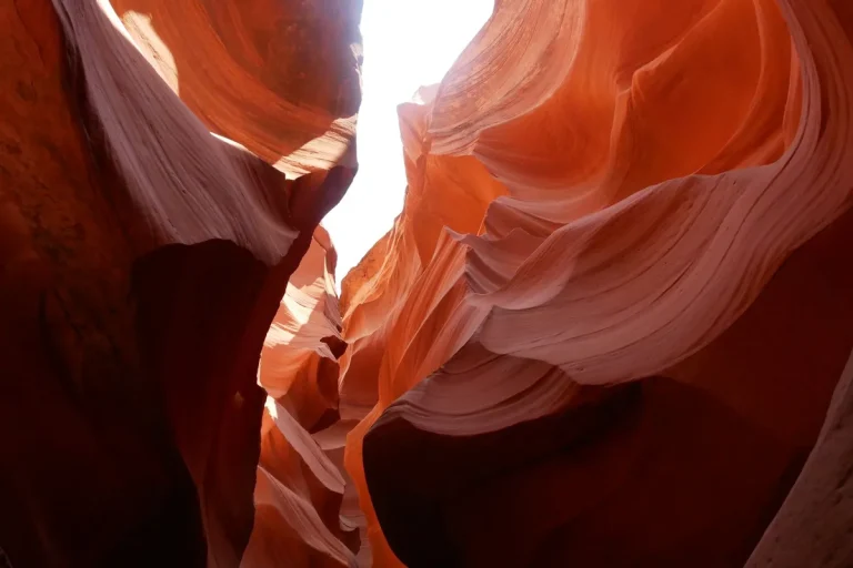 Parois étroites d'un slot canyon avec lumière naturelle filtrée par l'ouverture