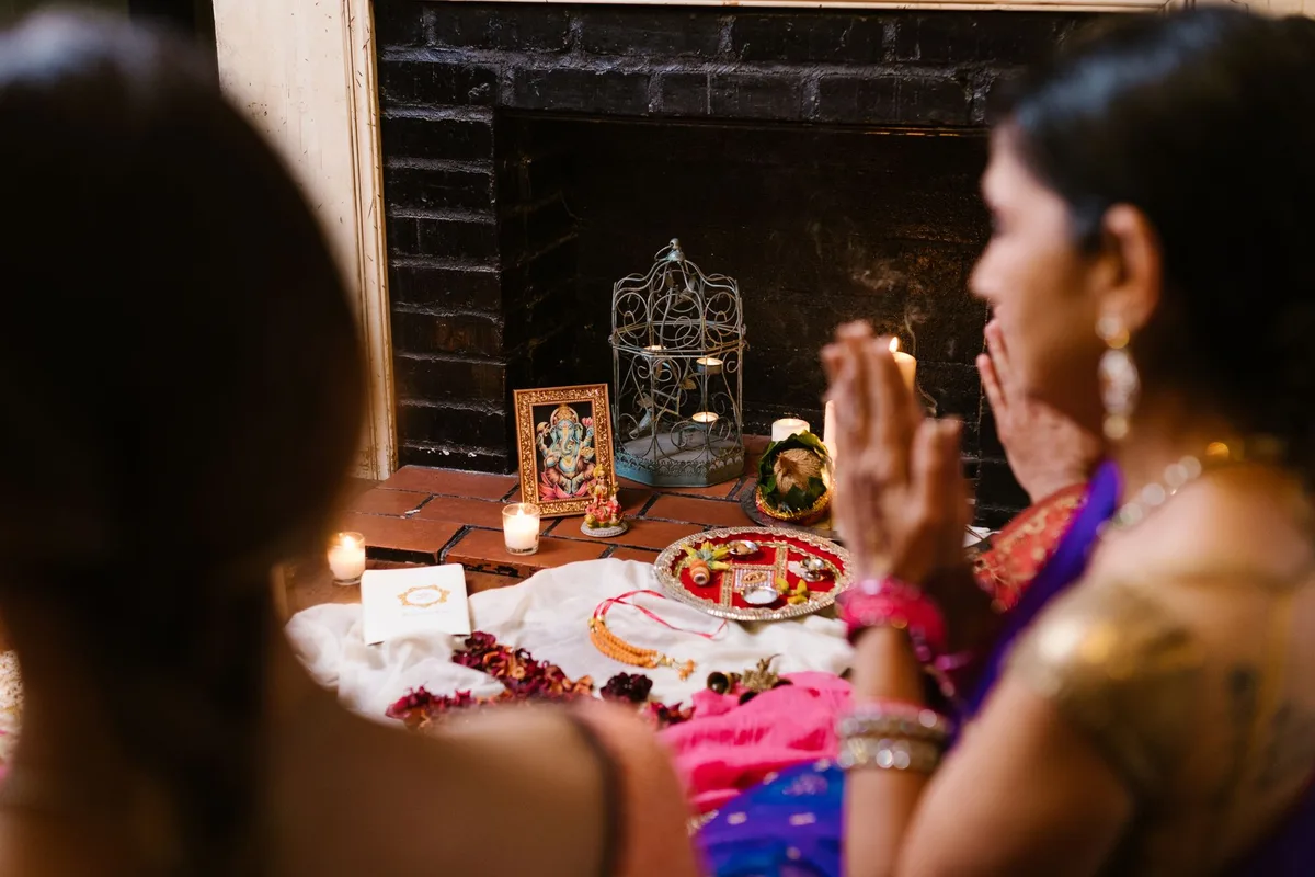 Petit autel domestique avec représentation de Shiva et offrandes traditionnelles