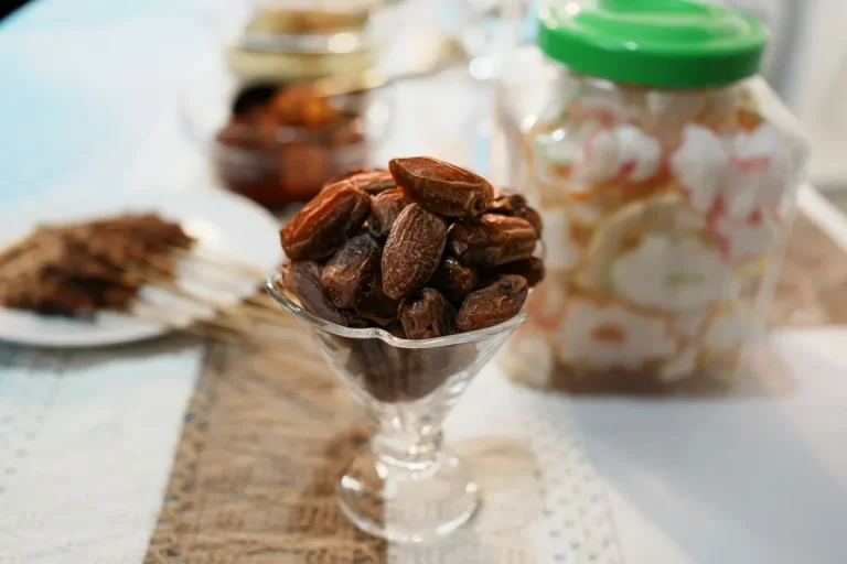 Noyau de datte en germination dans un verre d'eau tiède sur un rebord de fenêtre ensoleillé