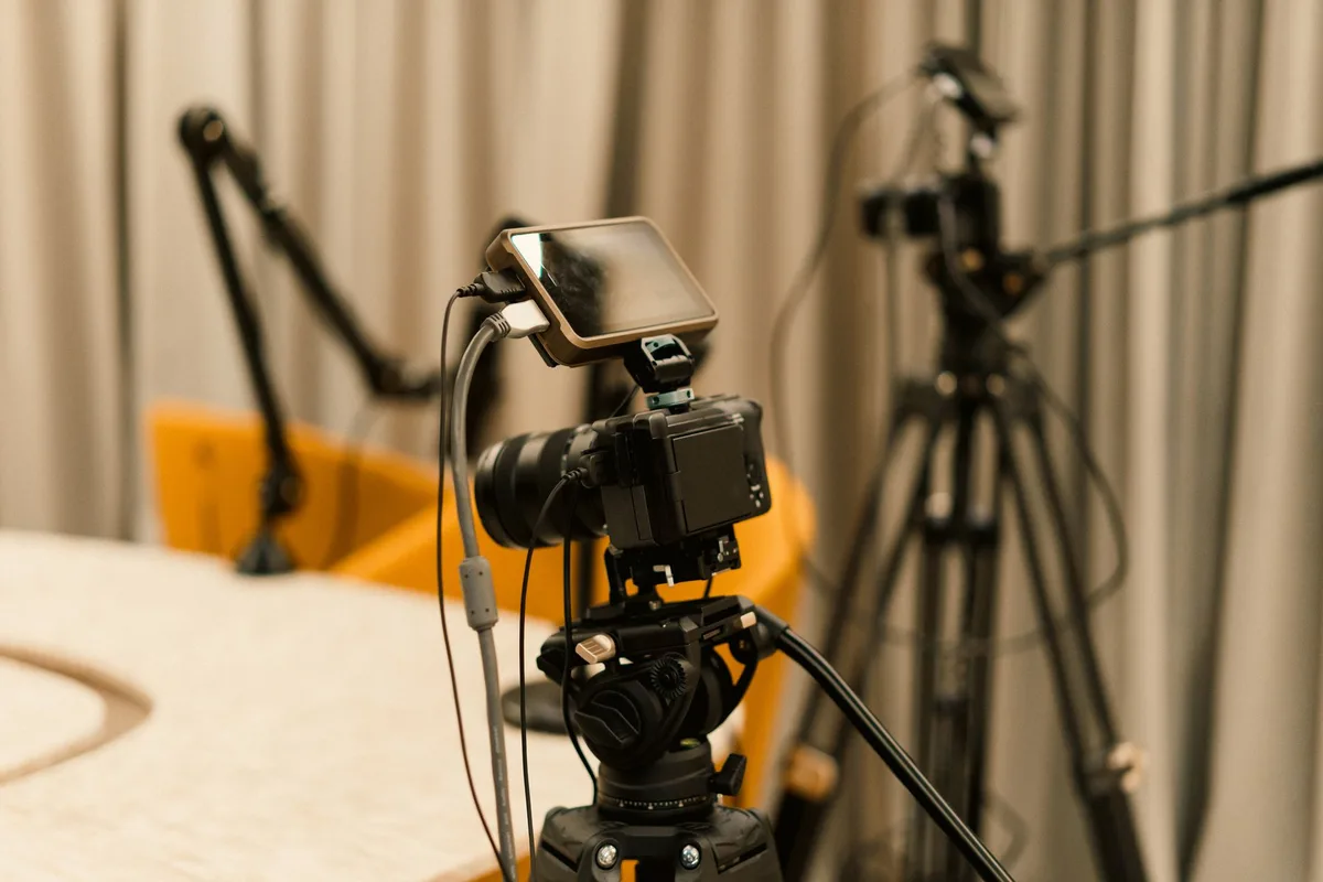 Espace calme et professionnel pour entretien vidéo avec bon éclairage et microphone