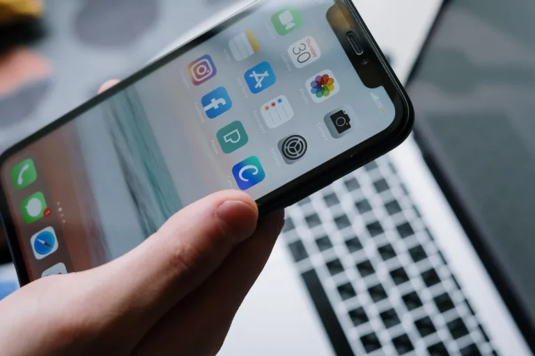 Mains remplissant un formulaire de candidature sur un téléphone mobile avec photo de profil et calendrier visibles