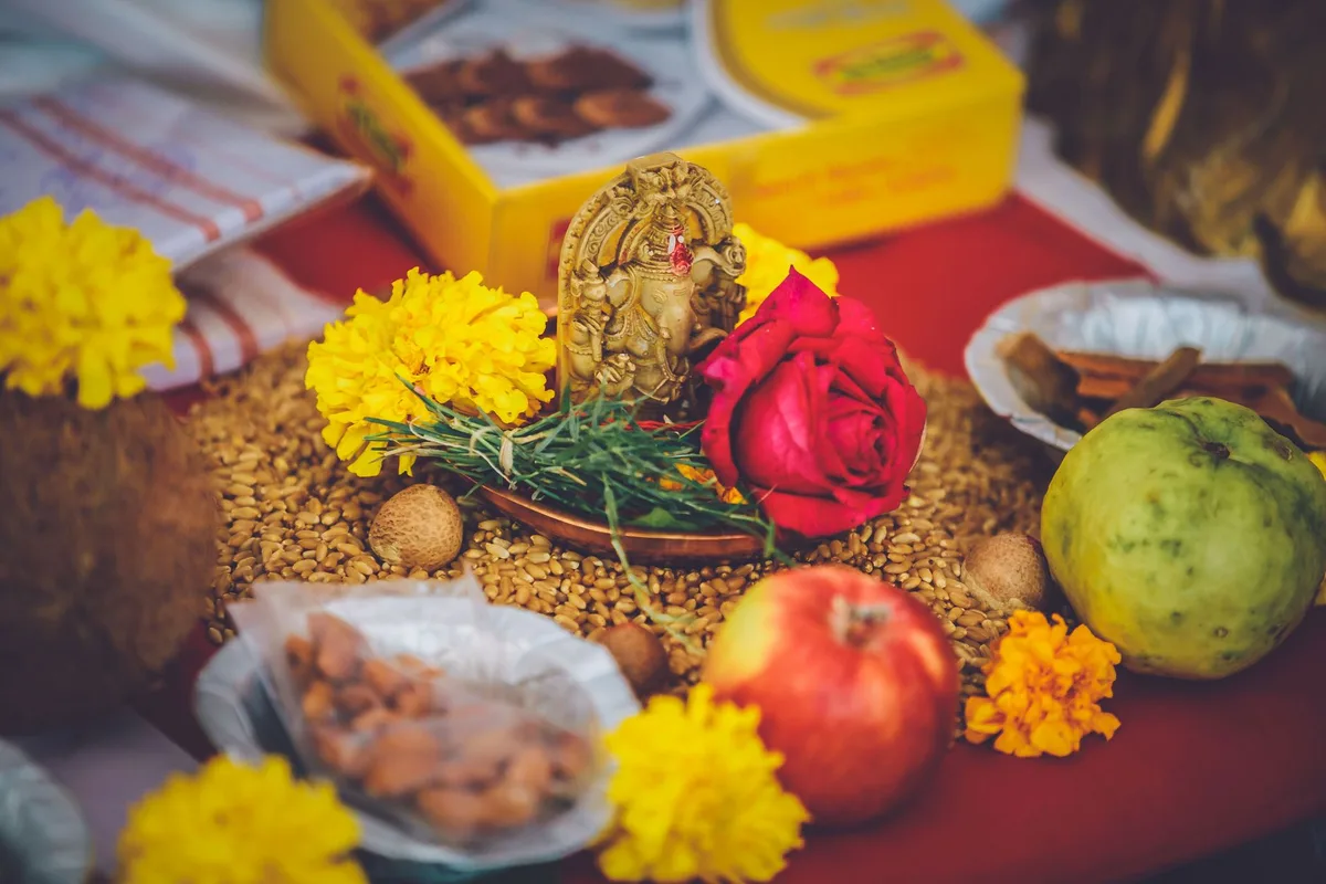 Autel de puja avec lingam de Shiva, fleurs, eau et offrandes rituelles