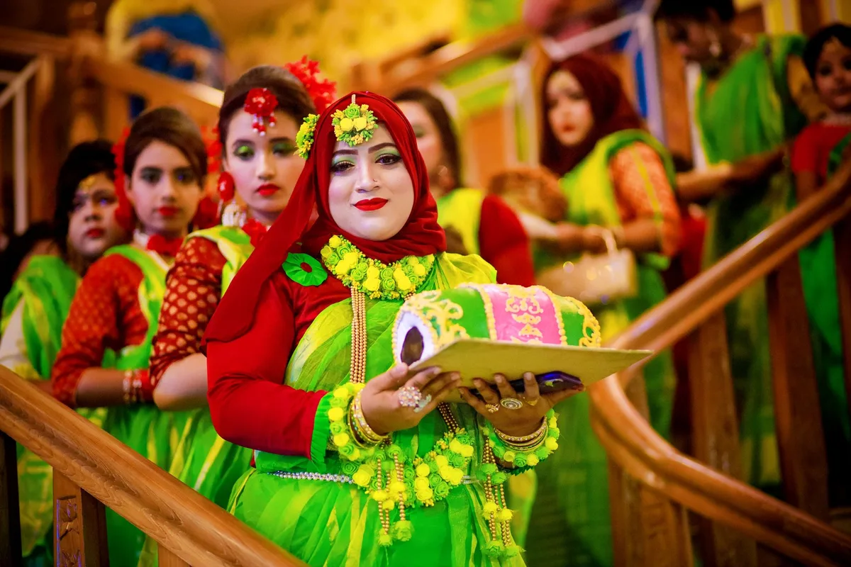 Femmes en vêtements verts participant à des célébrations festives traditionnelles