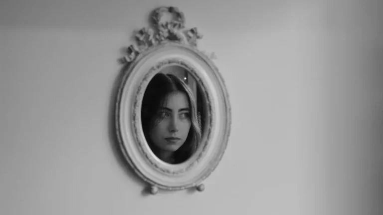 Image symbolique montrant un reflet miroir et une séquence numérique lumineuse