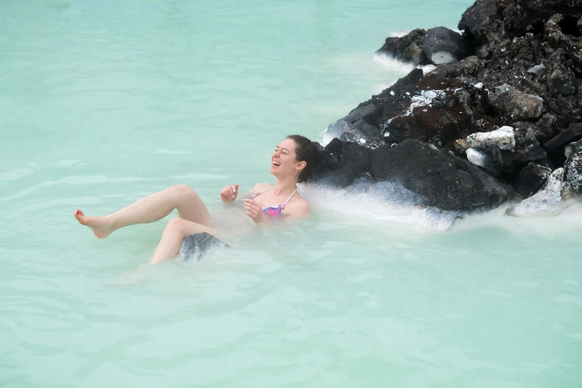 Lagon turquoise avec boue blanche calcaire flottant à la surface