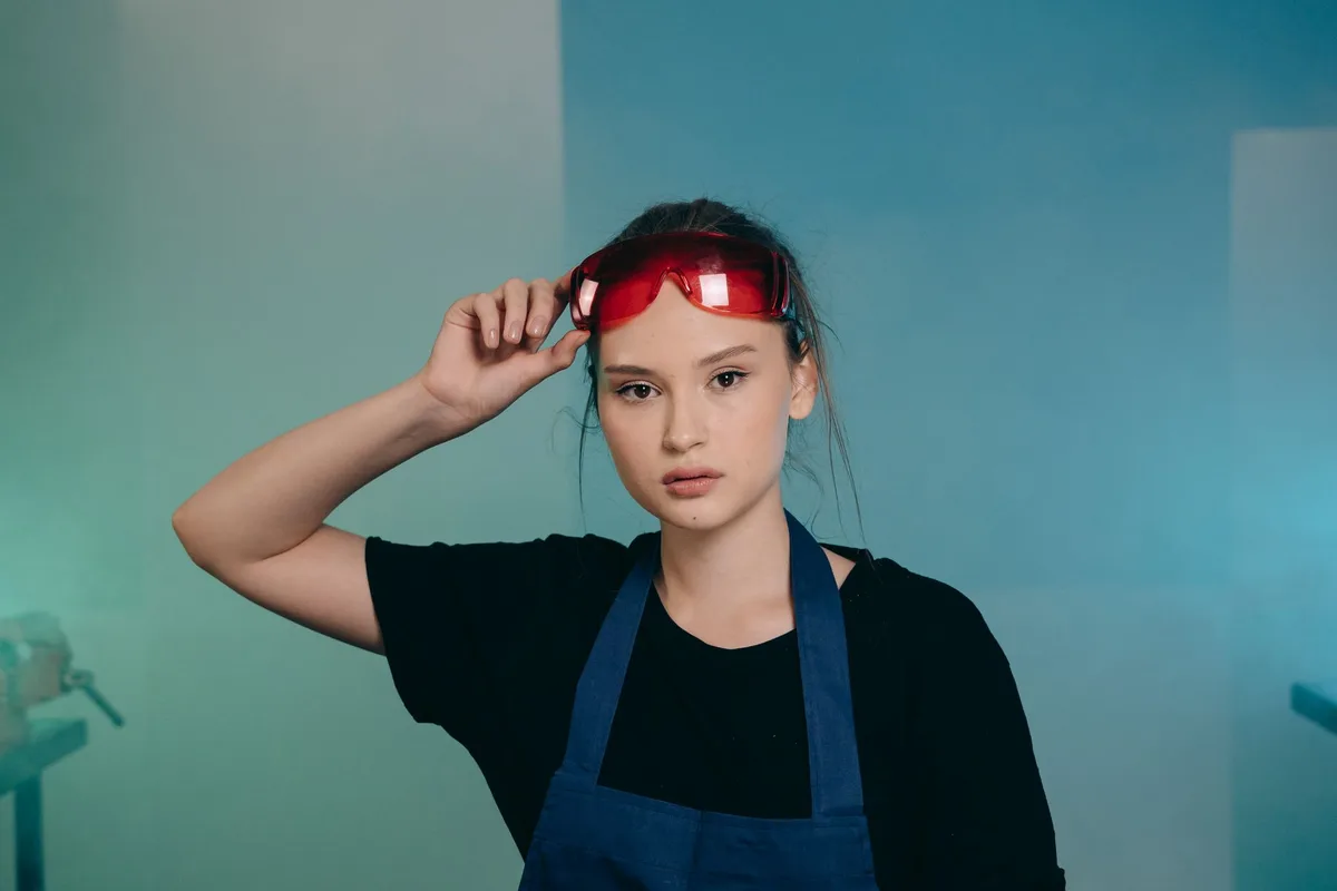 Lunettes de protection oculaire portées lors d'une séance de lumière rouge