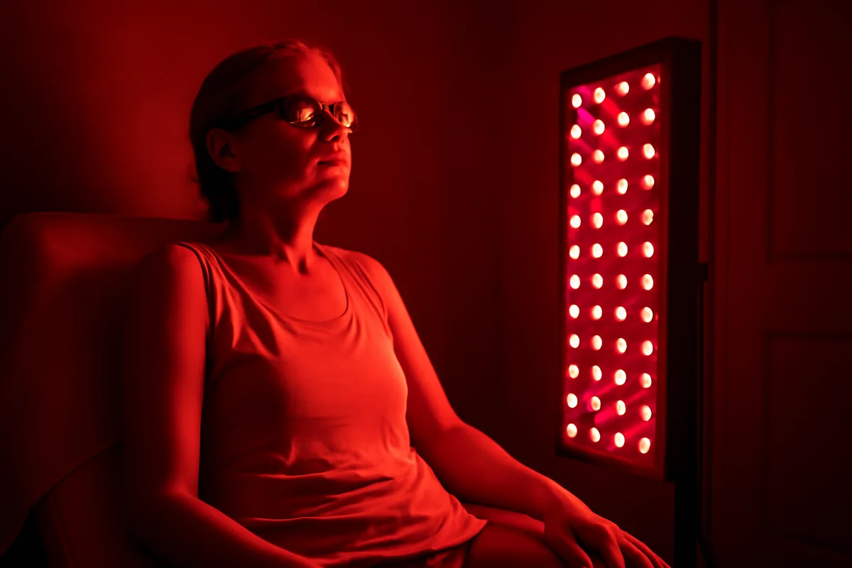 Qu'est-ce que la thérapie par lumière rouge et comment elle est présentée ? — On présente la thérapie par lumière rouge comme une méthode qui agit au niveau cellulaire pour améliorer la fonction cellulaire et diminuer l'inflammation et le stress oxydatif.