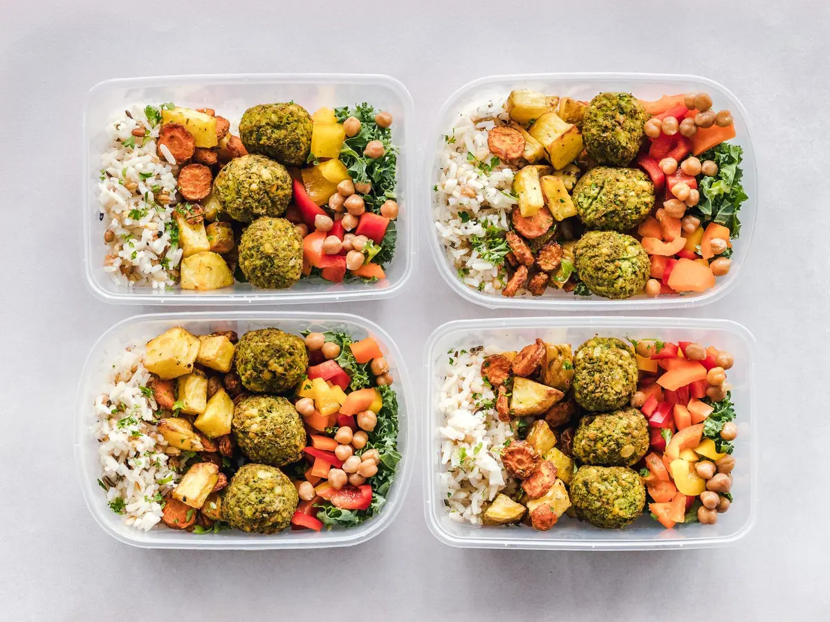 Préparation de repas équilibrés avec légumes, légumineuses et céréales complètes.