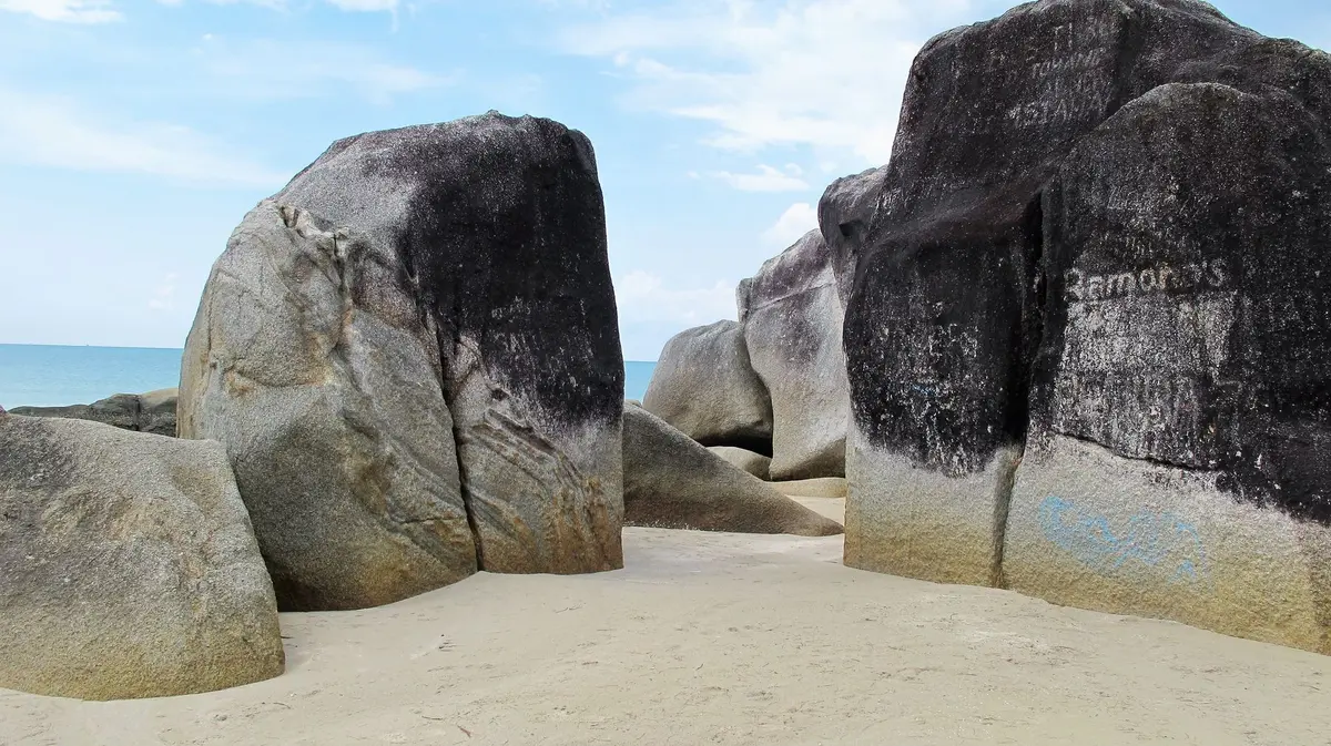Formations rocheuses granitiques spectaculaires sur la plage de Belitung