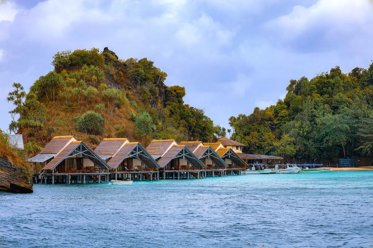 Bungalow rustique au bord d'une plage isolée en Indonésie