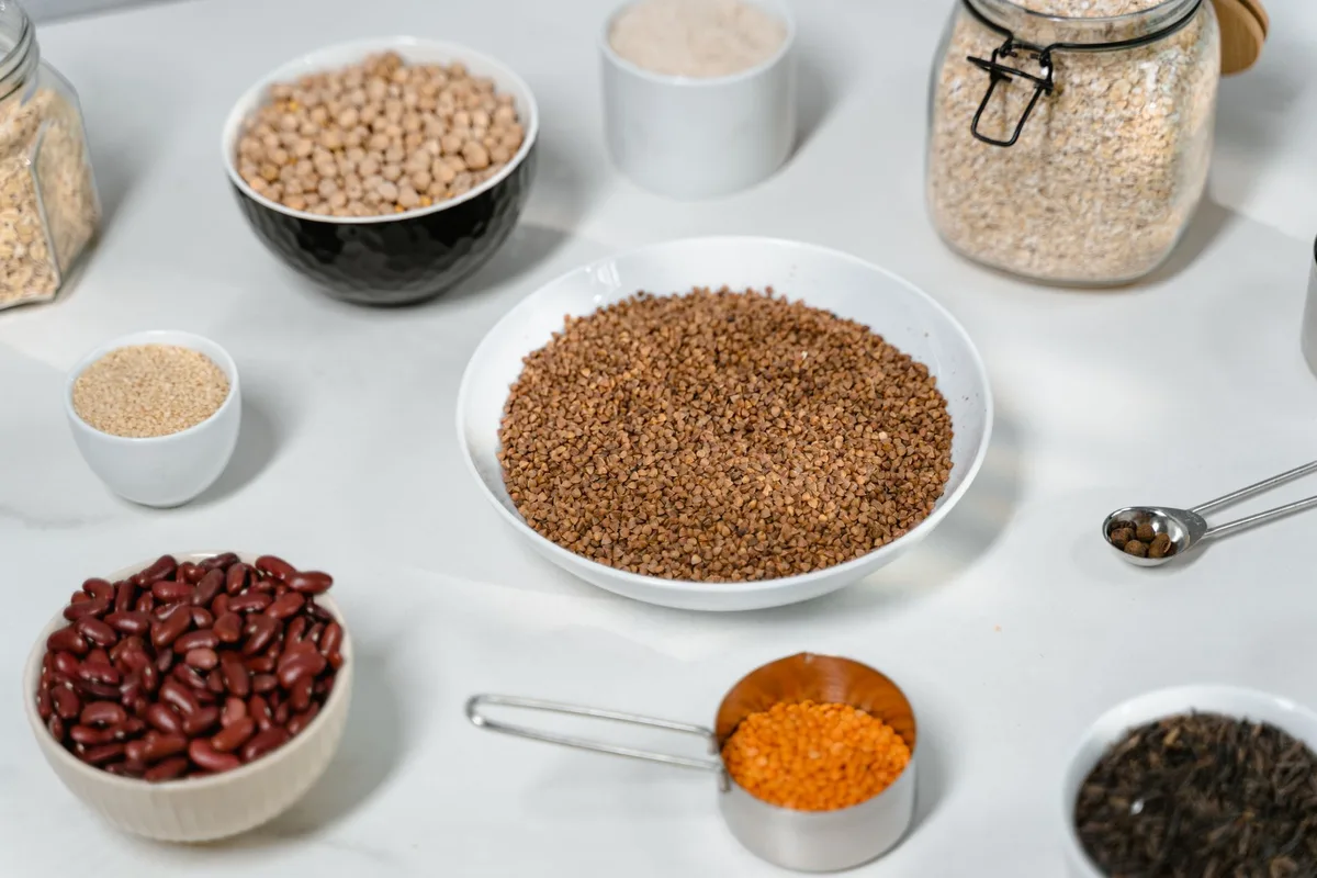 Assortiment de haricots secs et légumineuses dans des bols