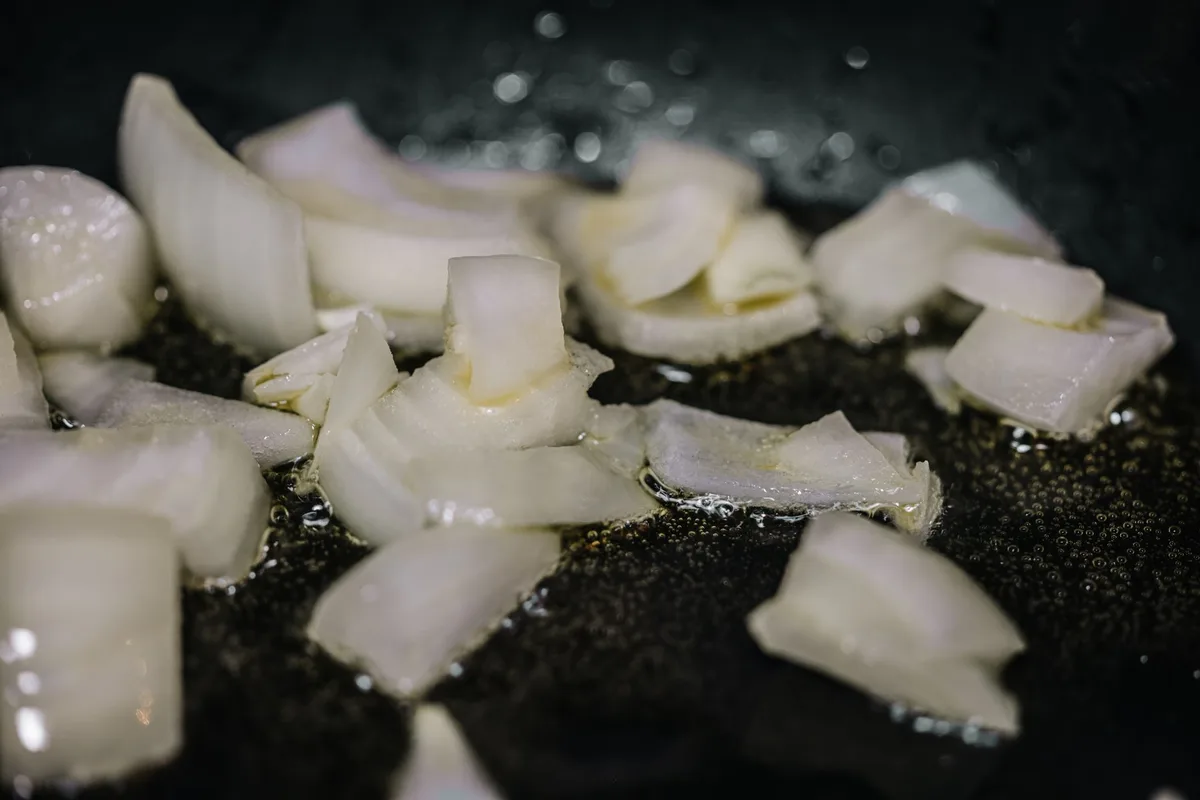 Légumes caramélisés dans une casserole avec coloration dorée