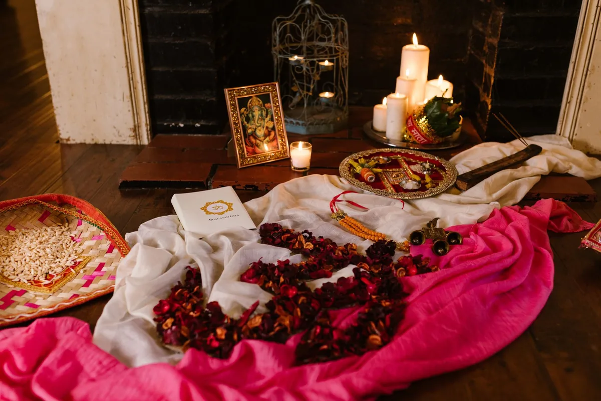 Autel domestique avec fleurs, encens et offrandes pour la puja