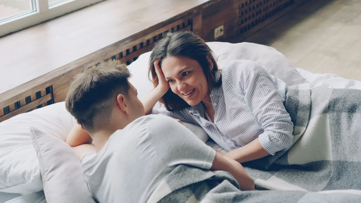 Deux personnes en conversation honnête et bienveillante, symbolisant la communication émotionnelle en amour.