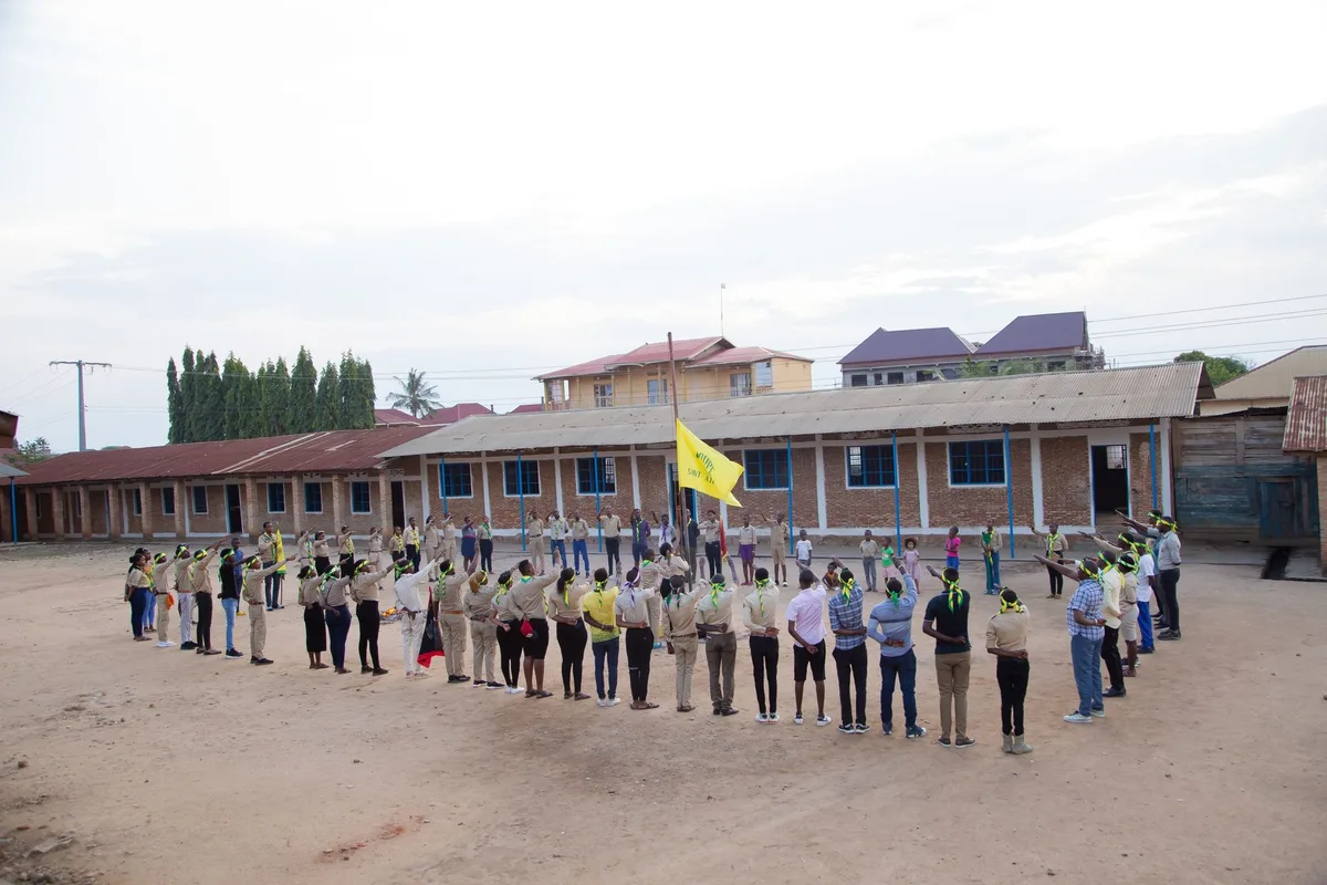 Groupe de personnes participant ensemble à une action communautaire ou cérémonie collective