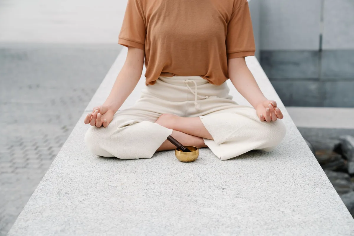 Personne en méditation dans un environnement calme et lumineux, symbolisant l'alignement spirituel