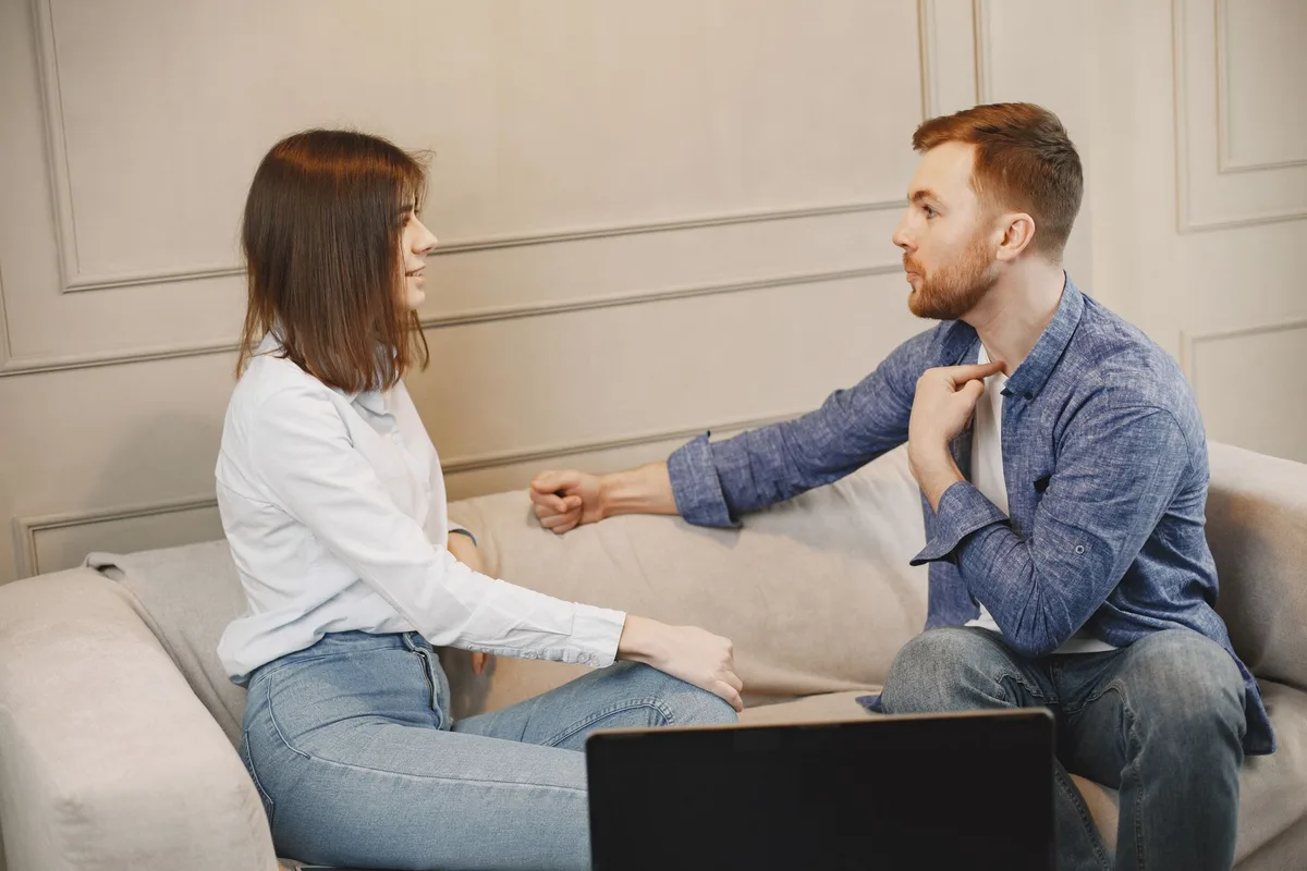 Deux personnes en conversation sincère et constructive