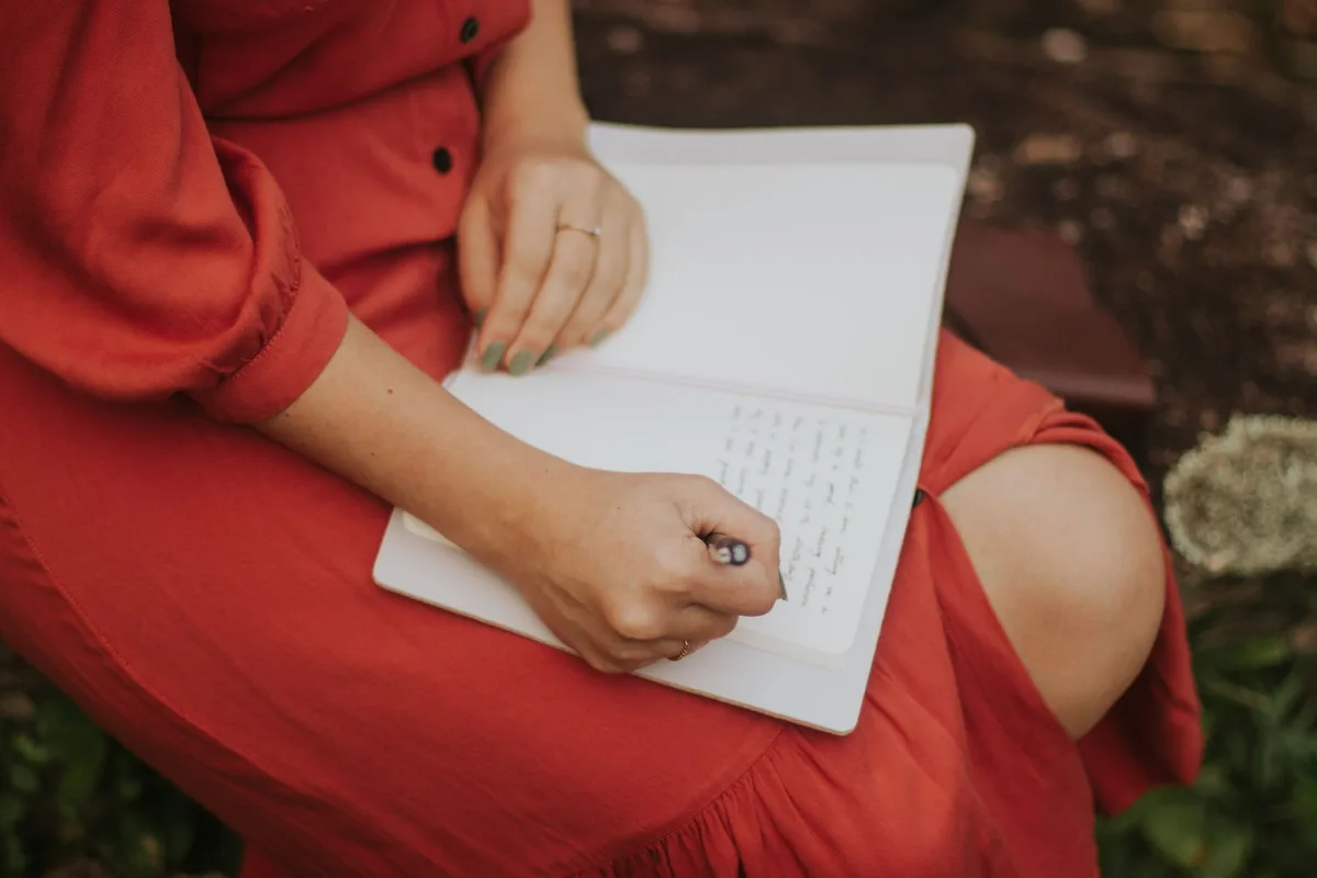 Carnet ouvert avec notes et intentions écrites