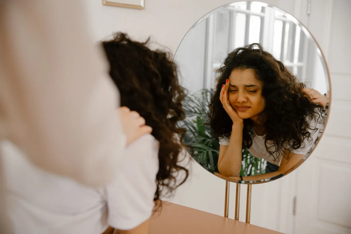 Parent pensif, questionnant ses propres motivations et intentions parentales.