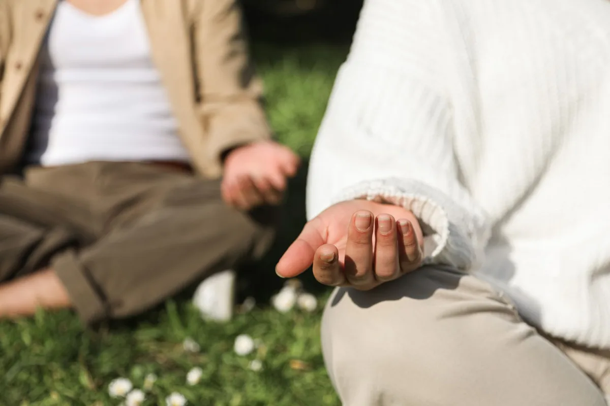 Personne pratiquant la respiration consciente et la pleine conscience pour réduire l'anxiété