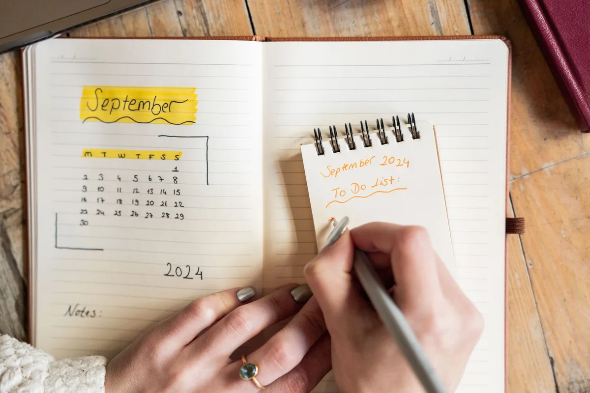 Cahier ouvert avec liste d'actions et de tâches à accomplir