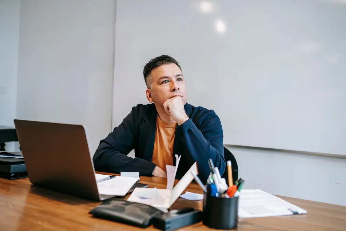 Personne concentrée travaillant en profondeur sur une tâche importante sans distractions