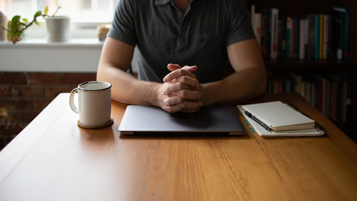 Pourquoi maîtriser son attention change tout — Lorsque vous arrêtez de suivre chaque sollicitation, vous découvrez que l’énergie ne s’éparpille plus en fin de journée pour des broutilles. Au lieu d’une fatigue vide, vous obtenez une fatigue gratifiante provoquée par un