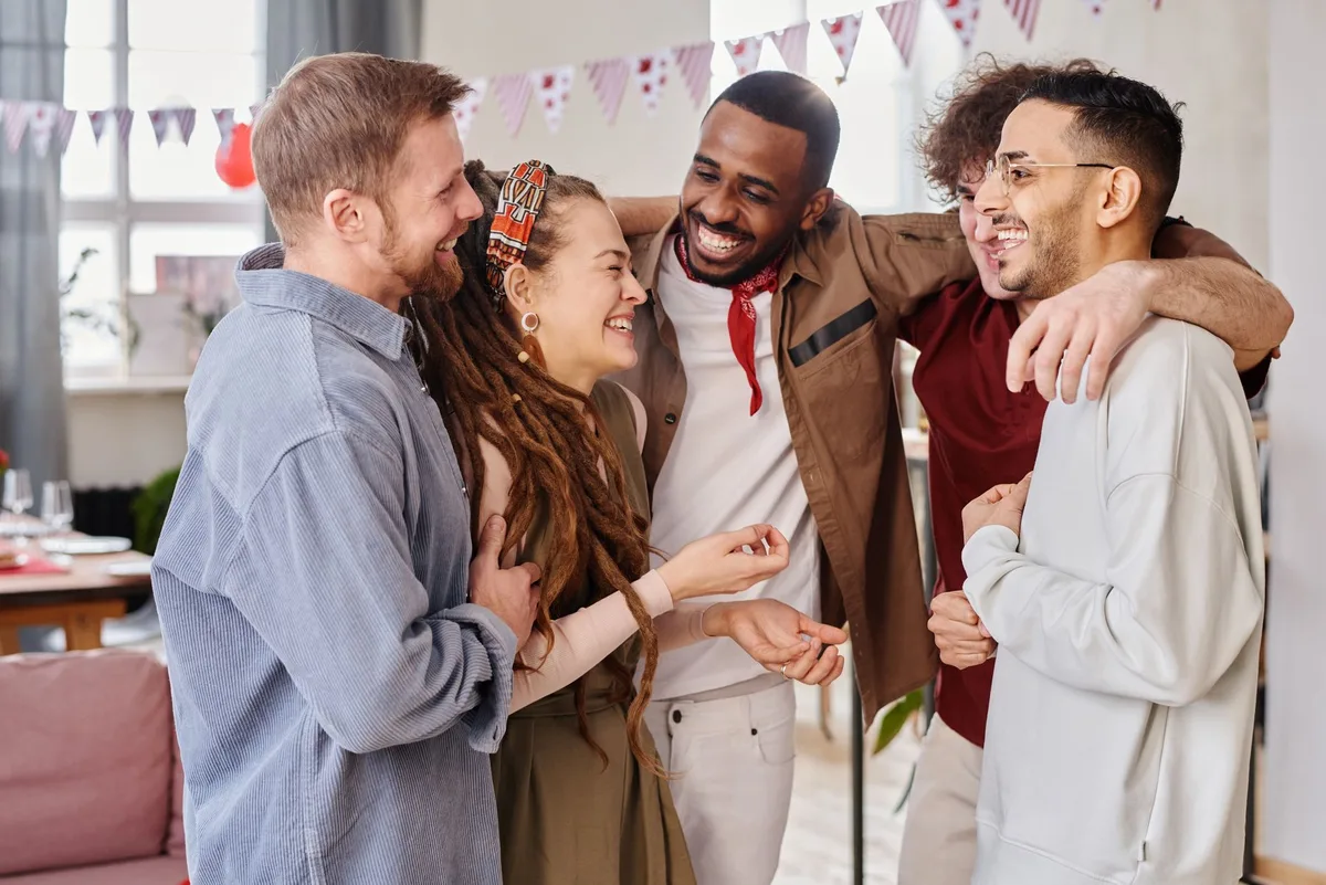 Groupe de personnes se soutenant mutuellement, illustrant l'importance du lien social pour la santé.