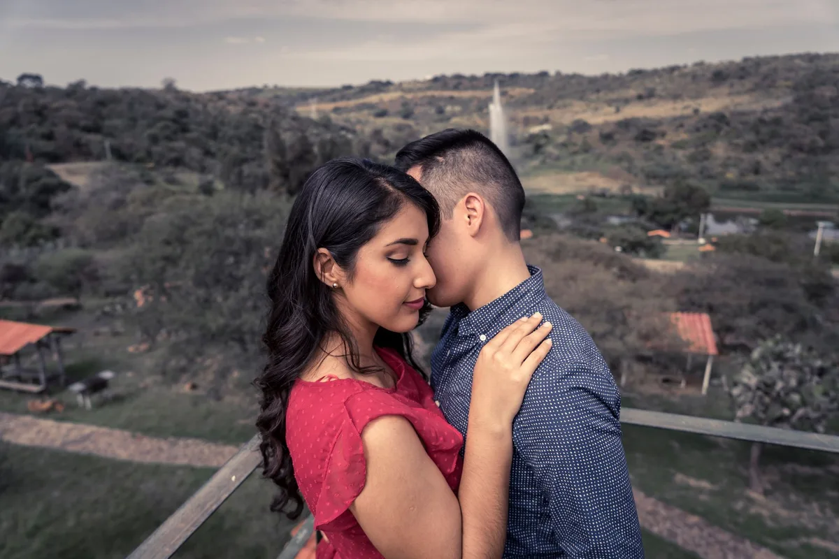 Deux personnes se tenant la main dans une ambiance romantique et sereine