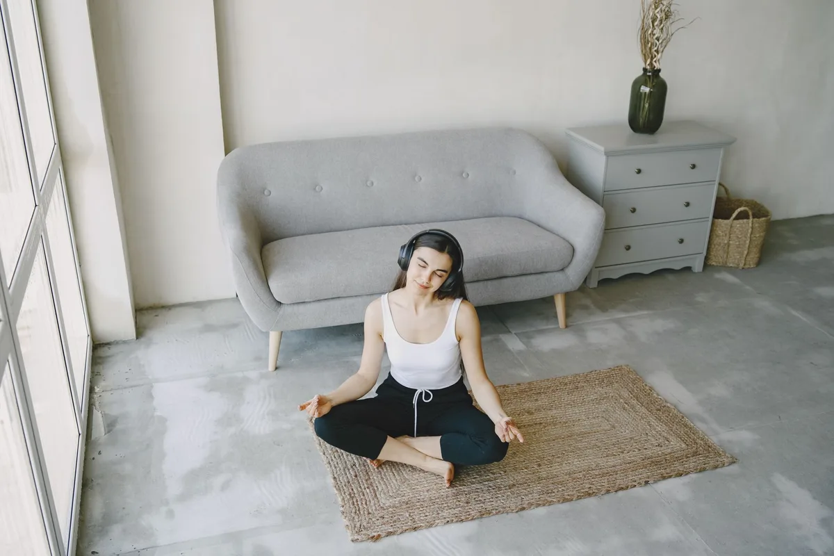 Séance d'écoute musicale en environnement calme et serein, sans distractions.