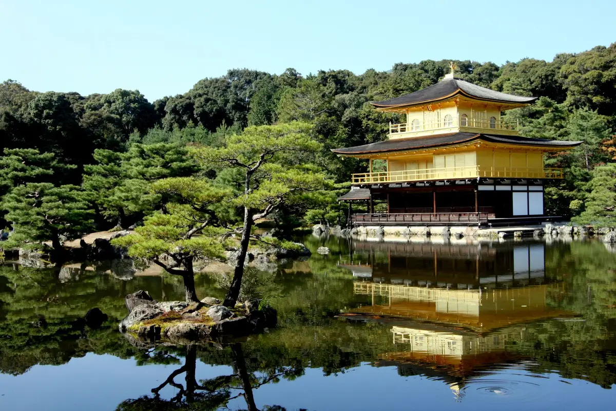 Pavillon d'or se reflétant dans un étang tranquille
