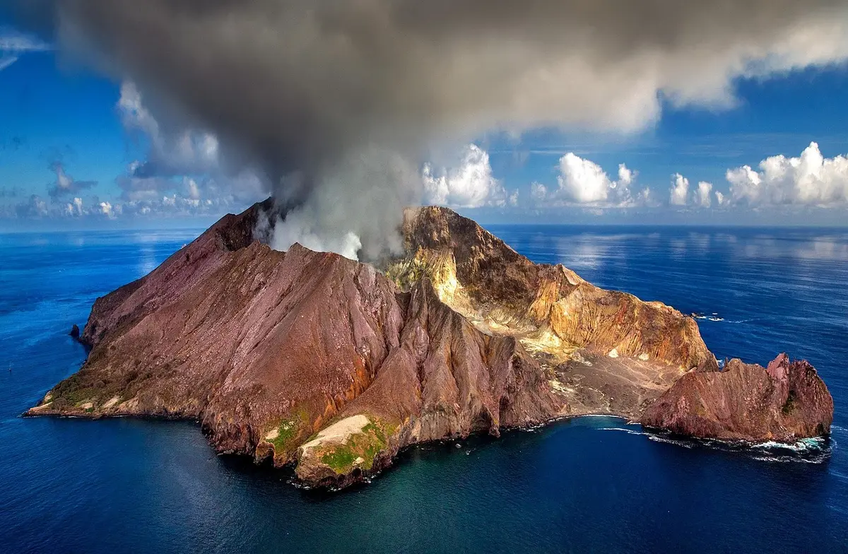 Vue aérienne du parc national de Komodo montrant plusieurs îles rocheuses et côtes