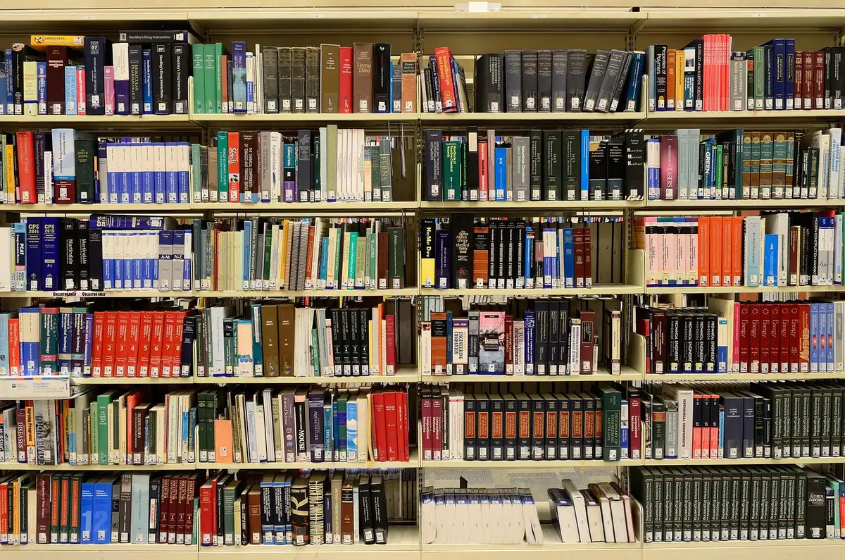 Chercheurs analysant des données d'étude épidémiologique sur un écran