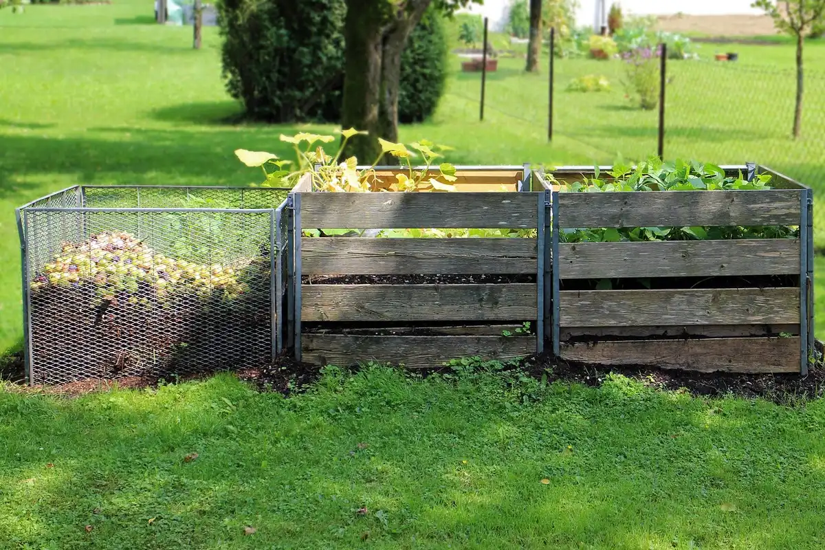 Compost en cours de décomposition avec matière organique en couches successives