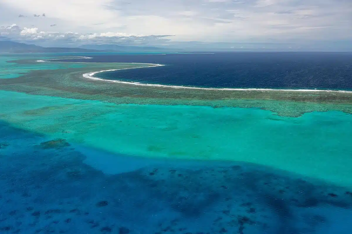 Vue aérienne montrant la forme circulaire du Blue Hole et le contraste avec le lagon