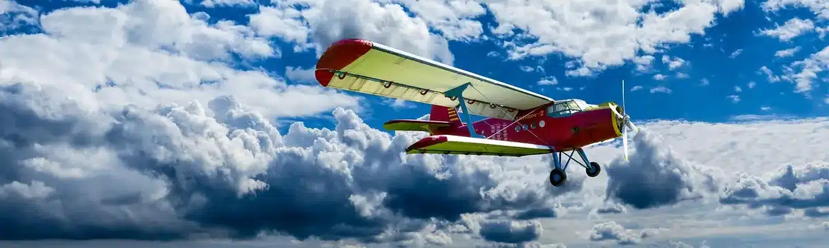 Intérieur d'un petit avion léger avec vue depuis le hublot