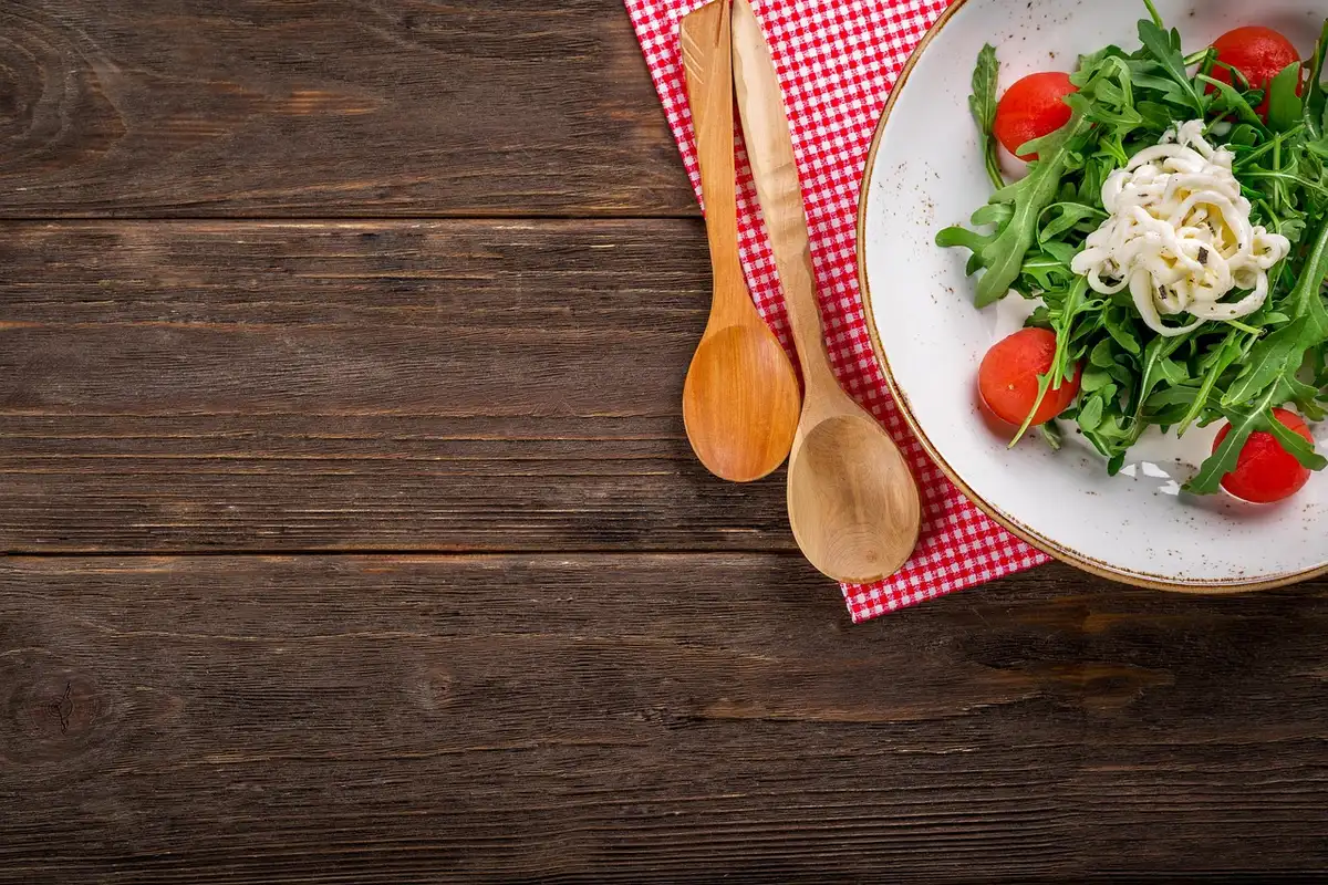 Bol de salade volumineux et coloré sur une table en lumière du jour