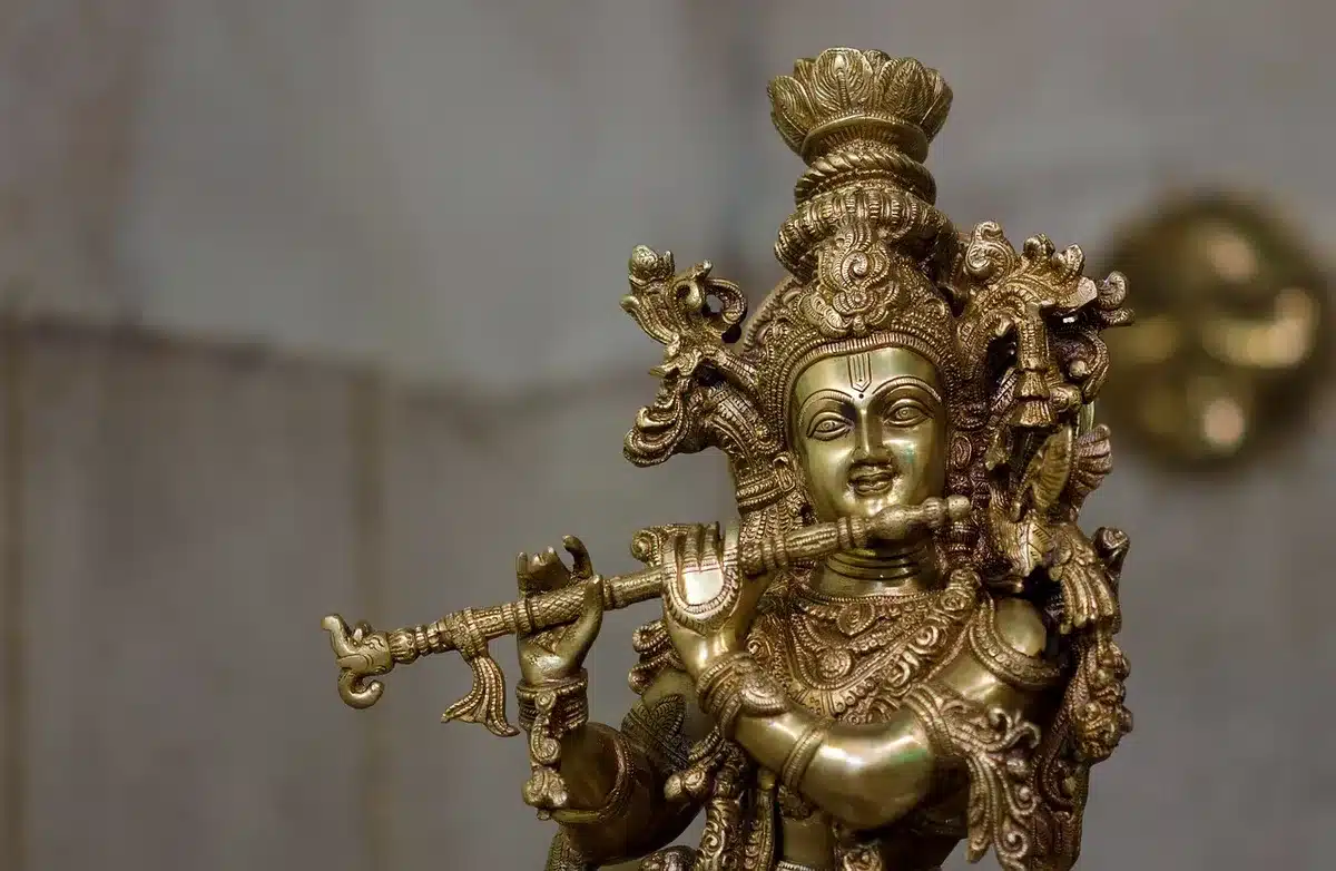 Préparation rituelle du Laddoo Gopal avec offrandes de beurre et de sucre pour la Chhathi