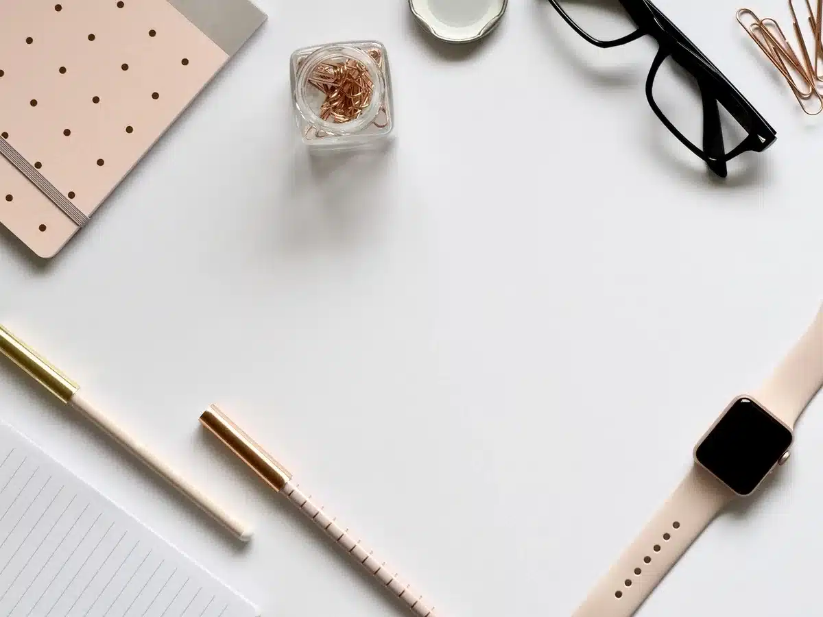 Table dégagée après une courte routine de rangement du soir