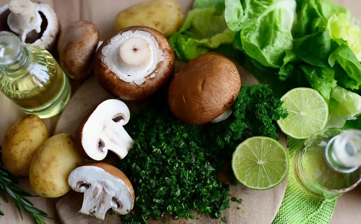 Carnet de planification de repas posé sur une table de cuisine en jour